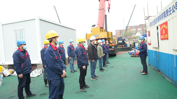 抗擊疫情當(dāng)先鋒  紅色工地踐使命——記市住建局田家炳中學(xué)疫情隔離點(diǎn)建設(shè)臨時(shí)黨支部